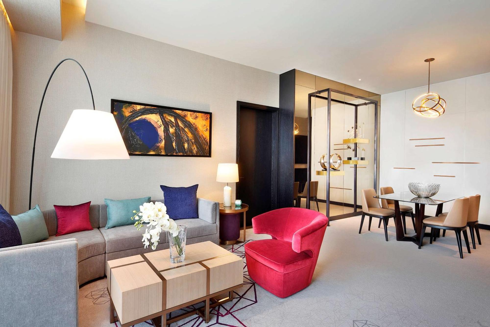 Alrayyan Hotel Doha, Curio Collection By Hilton Exterior photo A suite at the hotel